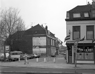 52005 Gezicht op de voorgevel van het pand Amsterdamsestraatweg 24 te Utrecht met op de achtergrond (midden) de Oude ...